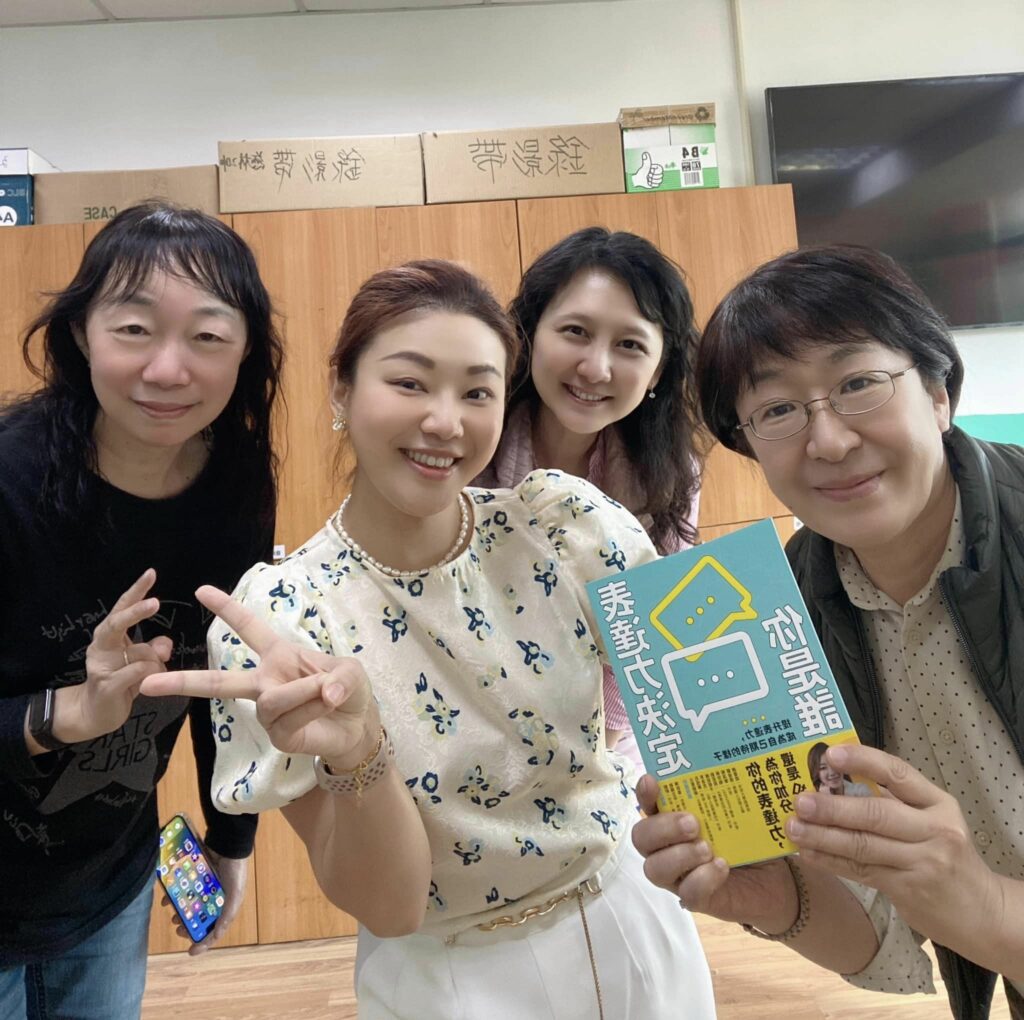 林依柔老師與新民高中老師手持著作合影