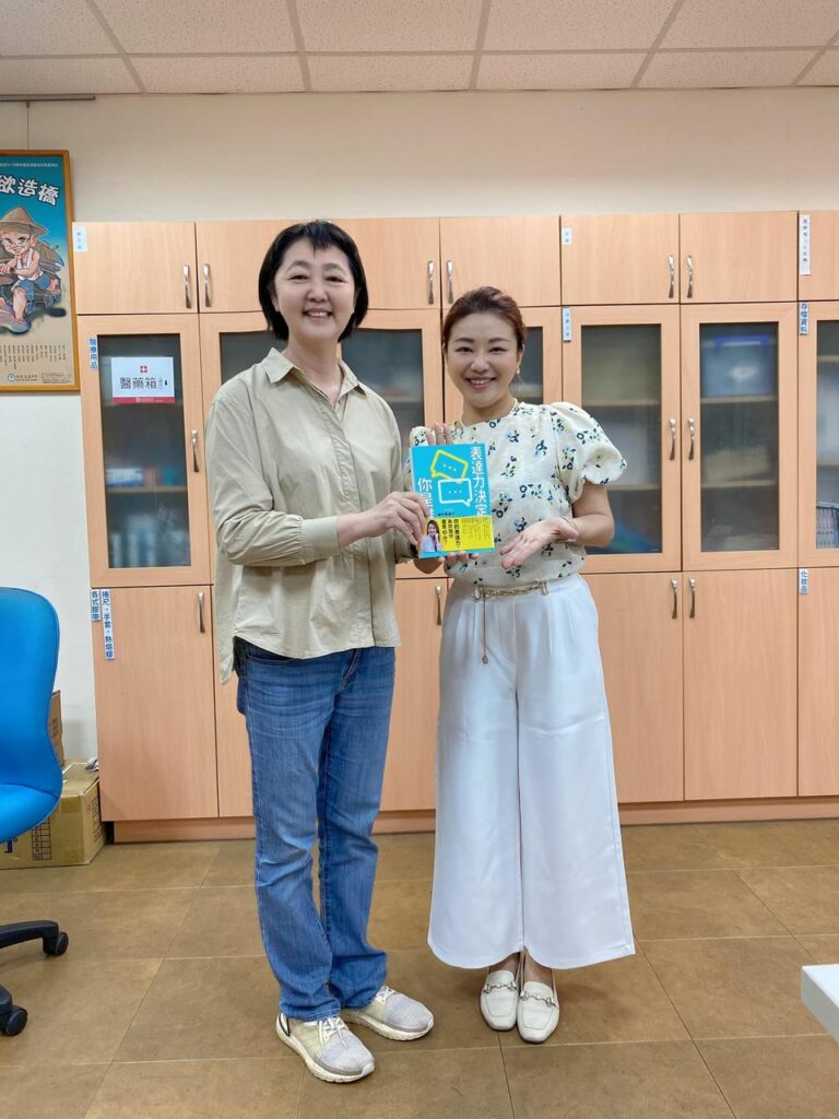 林依柔老師與新民高中音樂班老師們重逢合影