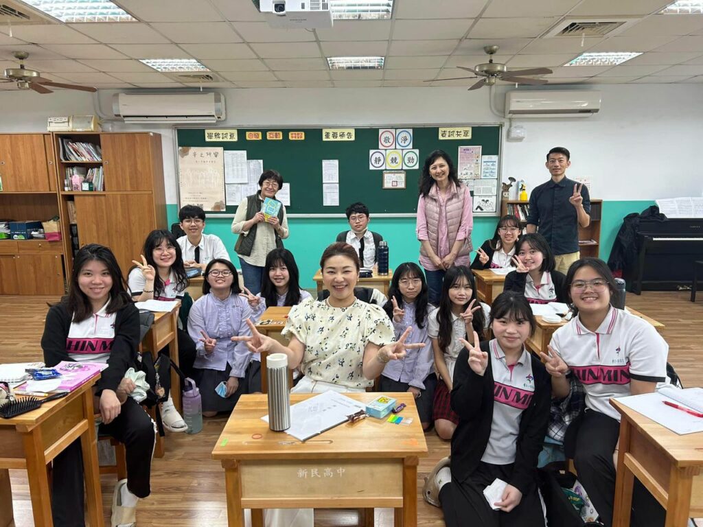 林依柔老師與新民高中音樂班學弟妹們合照