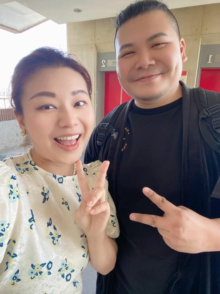 林依柔老師與母校老師們開心自拍