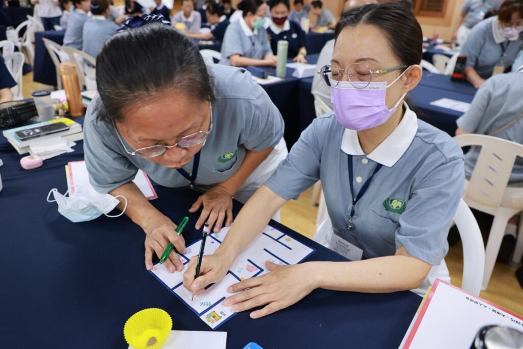 慈濟志工老師們分組進行表達力互動練習